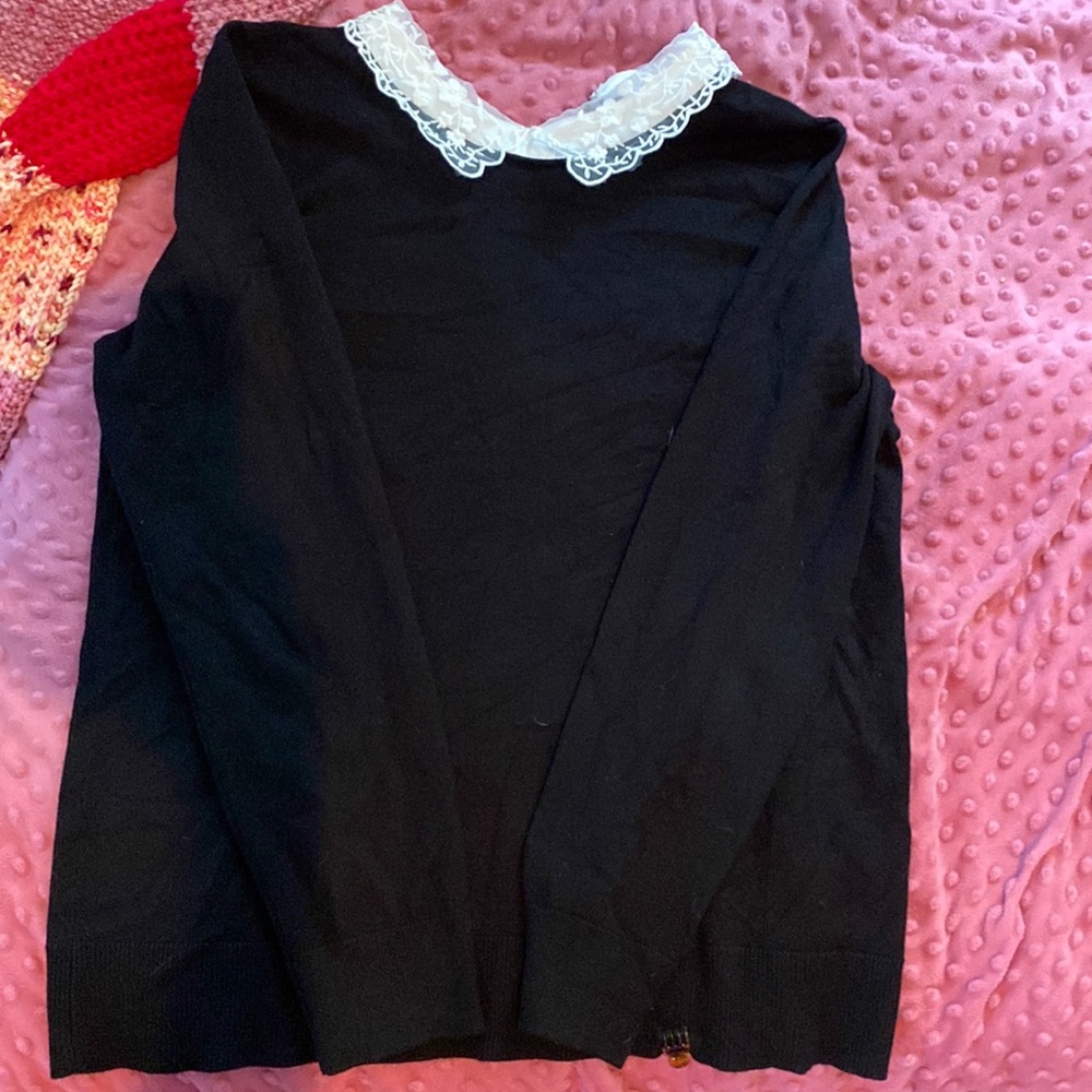 Cable & Gauge black long sleeved sweater w/delicate white Peter Pan lacey collar
